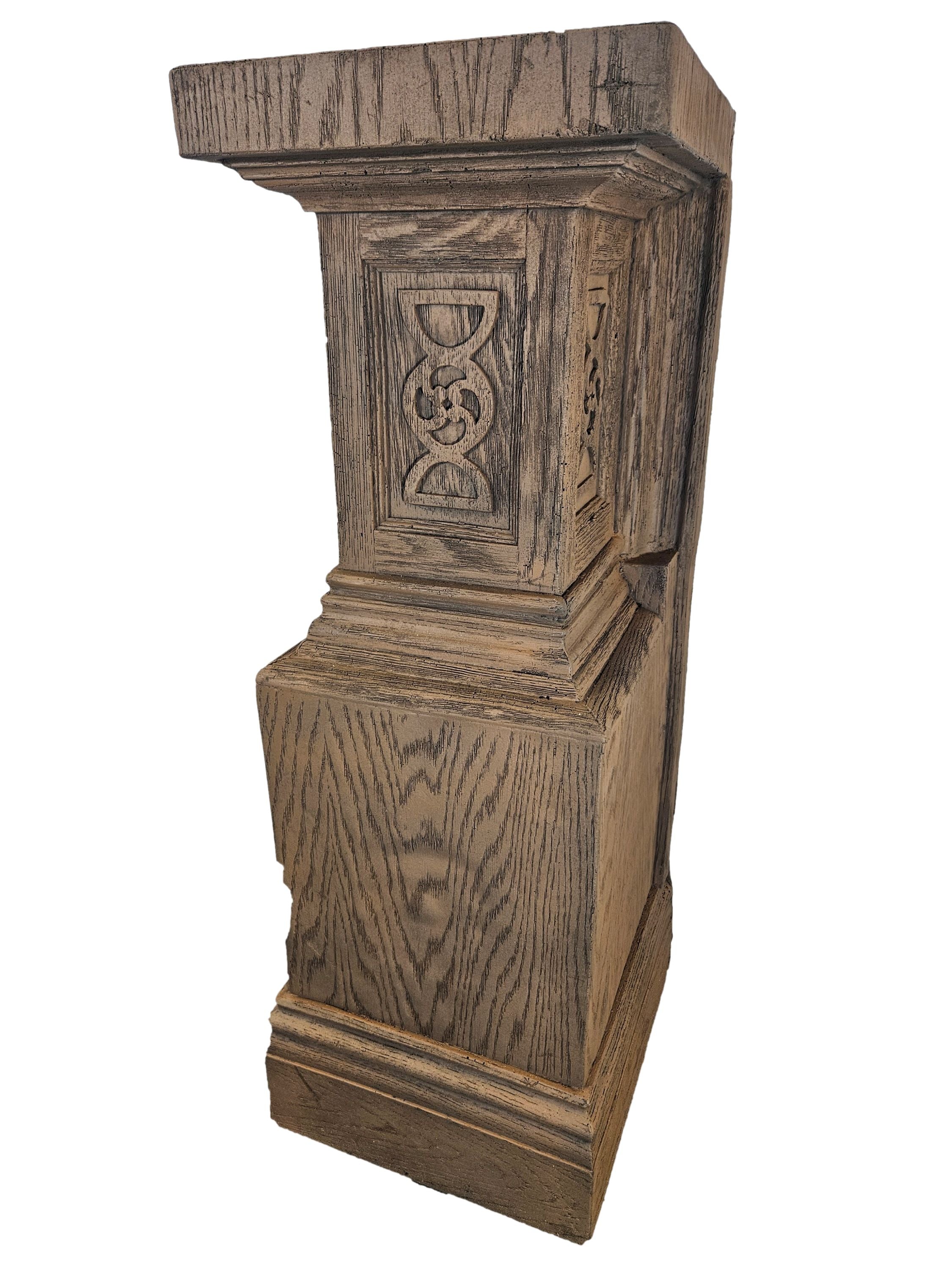 Pedestal Oak Wood Grain